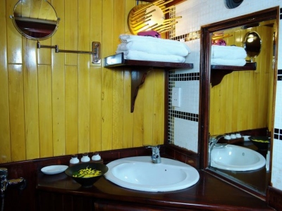 du-thuyen-mekong-douce-bathroom2